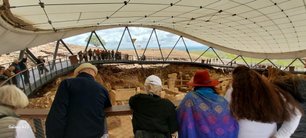 überdachter Ausgrabungsbereich am Göbekli Tepe