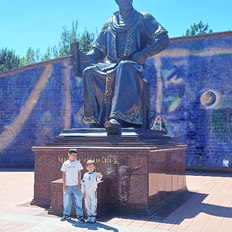 Kinder vor dem Ulugh Beg Denkmal (Enkel Timurs) Usbekistan