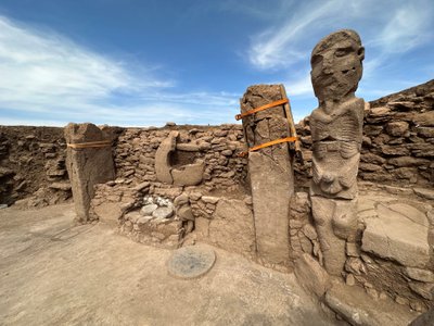 Karahantepe aktueller Fund 2023 menschliche Figur und Geierfigur links daneben