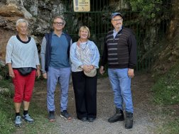 in zwei kleinen Gruppen geht es in die Höhlen am Monte Castillo