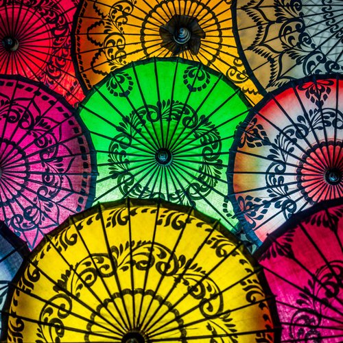 Schirme am Straßenmarkt in Myanmar