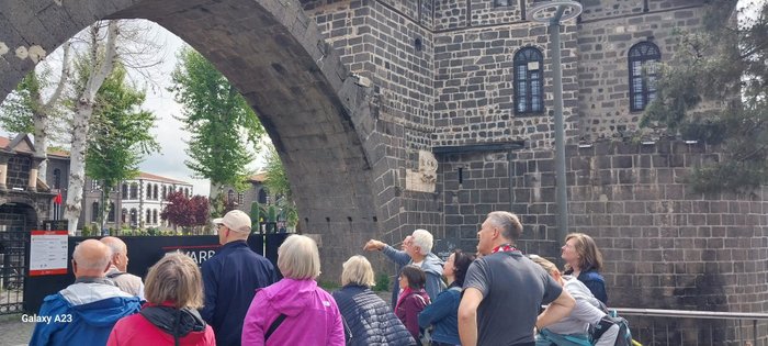Zugvogeltouristik Gruppe beim archäologischen Museum Diyarbakir