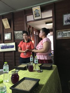Frau Tan erklärt die Zubereitung traditioneller Vorspeisen