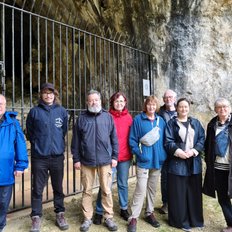 Zugvogeltouristik Gruppe 2026 vor Les Combarelles in Les Eyzies de Tayac