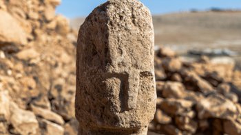 T-Pfeiler mit Gesicht Karahantepe 