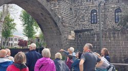 Zugvogeltouristik Gruppe beim archäologischen Museum Diyarbakir