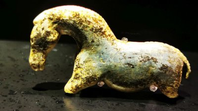 Wildpferd aus Mammutelfenbein gefunden 1931 in der Vogelherdhöhle Schwäbische Alb. Ausgestellt im Museum Alte Kulturen als Teil der Sammlungen der Universität Tübingen.