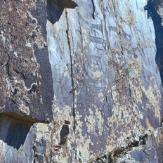 Petroglyphen in Sarmishosoy - auf der UNESCO Auswahlliste - vielfältige Felsritzungen zeugen von langer ritueller Nutzung - Jagdszenen, Pferde, Hirsche, Kamele, tanzende Menschen