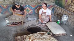 traditonelles Lavash Brot wird im Tandur gebacken