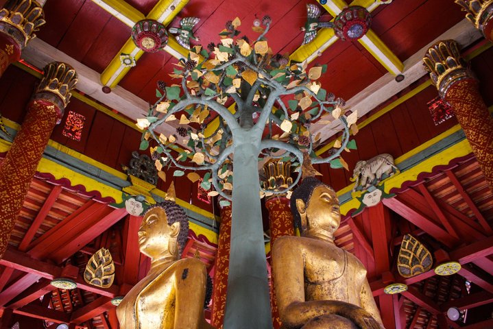 Buddha Statuen im Wat Pong Sanook Lampang