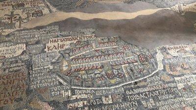 Teil des Landkartenmosaik in der Georgskirche von Madaba in Jordanien