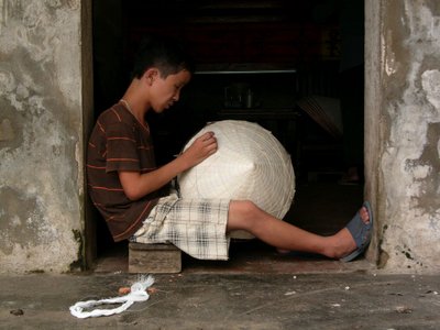 der typisch vietnamesische Hut - immer noch Werk eines Handwerkers 