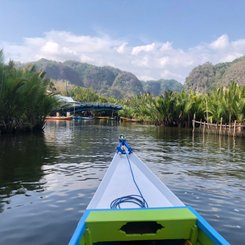 Sulawesi mit dem Boot durch die Karstlandschaft von Rammang Rammang