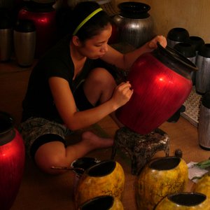 Lackwarenherstellung in einem Handwerksbetrieb in Vietnam