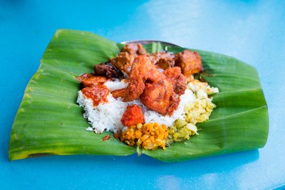 Nasi Lemak das Nationalgericht Malaysia. Auf jeden Fall probieren egal ob an einem Streetfoodstand oder im Restaurant!