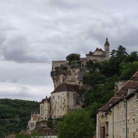 Der berühmte Pilgerort Rocamadour am Felshang 