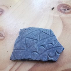 Eine raetische Keramikscherbe aus der Grabung Hohe Birga. Ca 2000 Jahre alt