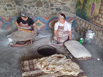 traditonelles Lavash Brot wird im Tandur gebacken