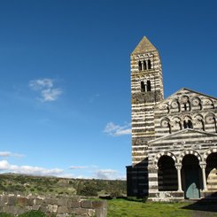 Basilika SS. Trinità di Saccargia aus schwarzem Trachyt mit weißem Kalkstein