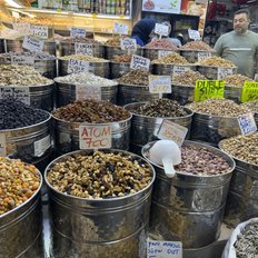 Basar mit Trockfrüchten und Nüssen in Urfa, Sanliurfa zählt zu den wichtigsten Anbaugebieten von Pistazien
