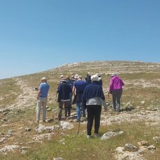 Zugvogeltouristik Gruppe am Weg zur Ausgrabung