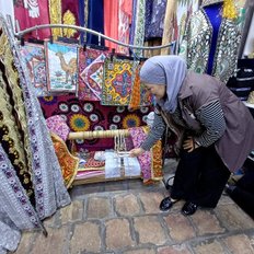 traditionelles Geschäft im Innenhof der Medrese Samarkand