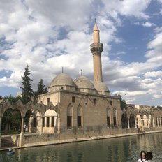 Urfa Balikligoel - Der Legende nach ließ König Nimrod Abraham auf einem riesigen Scheiterhaufen verbrennen. Im Moment des Sturzes verwandelte sich das Feuer in Wasser und die Holzscheite in Fische.