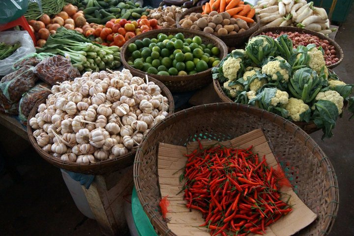 Rote Chilischoten und Gemüse am Markt