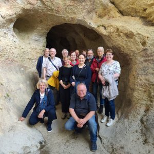 Zugvogeltouristikgruppe vor der Höhle Font de Gaume
