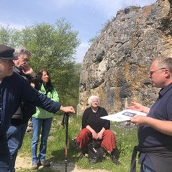 Ingmar Braun bei den Erklärungen vor dem Vogelherd