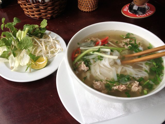 Pho - typische Mahlzeit in Vietnam - kräftige Nudelsuppe mit vielen frischen Kräutern