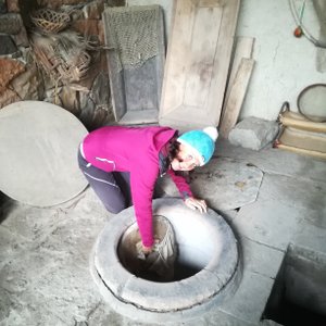 Priv. Doz. Mag. Dr. Ursula Schachinger beim Lavash Brot backen in Armenien