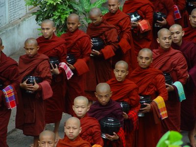 Mandalay Mönche beim morgendlichen Almosengang