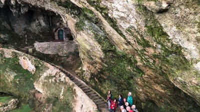 Abgang zur Höhle El Castillo am Monte Castillo Puente Viesgo Nordspanien