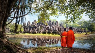 Moenche vor Ta Phrom in Angkor bei Siem Reap Kambodscha Indochina