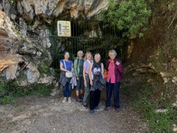 in zwei kleinen Gruppen geht es in die Höhlen am Monte Castillo