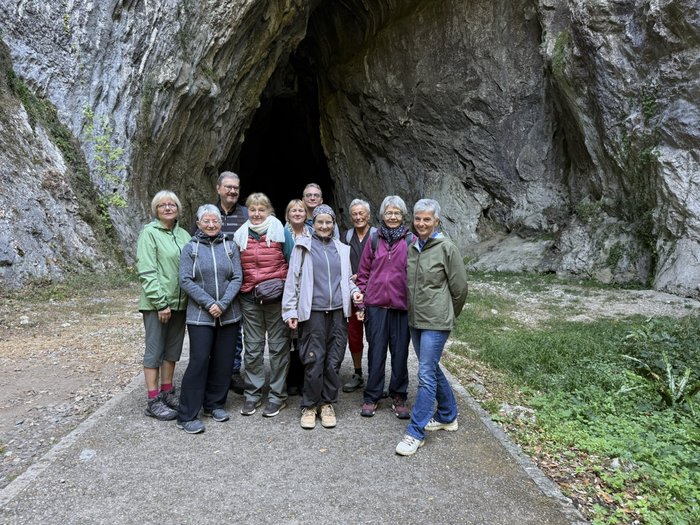 2026 vor Cullalvera, eine kühle Höhle - wir haben unsere Jacken gebraucht