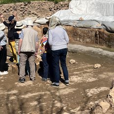 unser lokaler Guide Hüseyin erklärt für die Zugvogeltouristikgruppe vor Ort in Sayburc