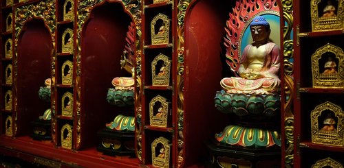 Buddhas im Zahntempel in Kandy Sri Lanka