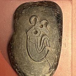 Diyarbakir archäologisches Museum - rituelle Steinplatte, Grabbeigabe mit Ritzungen von Tierfiguren aus der neolithischen Siedlung Körtiktepe