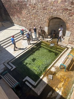 Zugvogeltouristikgruppe bei der Quelle in Sitmapinar