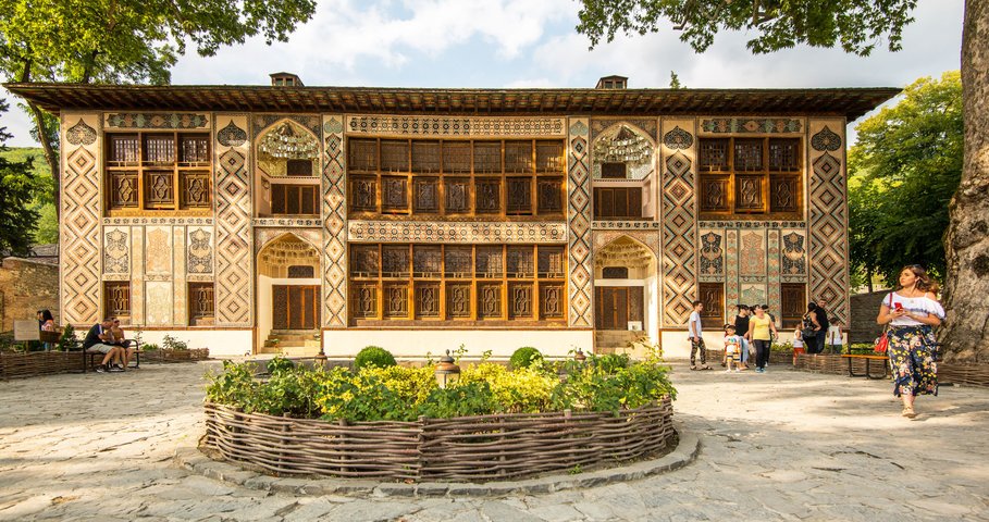 Sheki Khanspalast - wundervolle Fresken im Inneren und einzigartige Shebekefenster aus Muranoglas