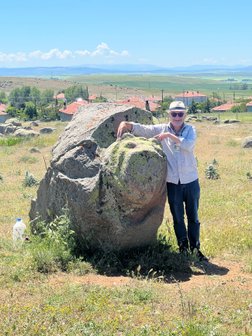 Karakiz - unser lokaler Reiseleiter Hüseyin mit dem hethitischen Löwen