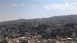 Ausblick vom Zitadellenhügel auf das Theater und die Stadt Amman