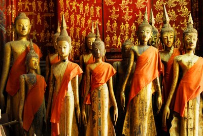 Beim Wasserfestival in Laos werden alle Bilder in den Tempeln rituell gereinigt.