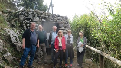 Gruppenbild mit Ingmar Braun vor der Höhle von Candamo