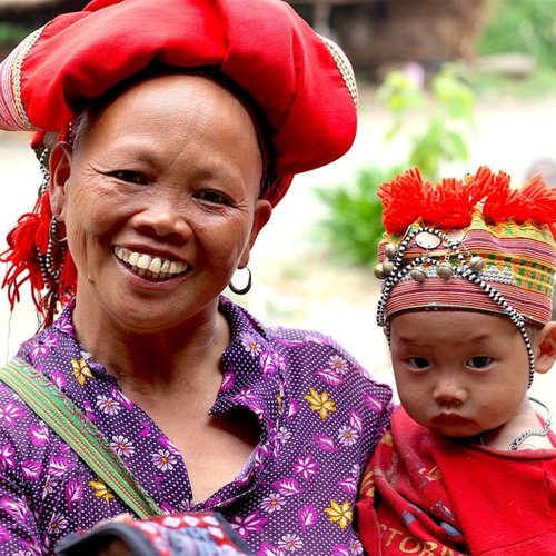 Topas Ecolodge Sapa Angehörige der Hmong Minderheit in Tracht Mutter mit Kind