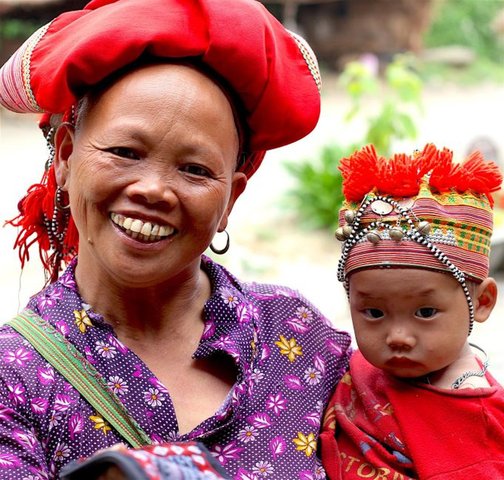 Topas Ecolodge Sapa Angehörige der Hmong Minderheit in Tracht Mutter mit Kind