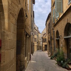 die engen Gassen der malerischen Stadt Gourdon sind nach dem Besuch von Cougnac einen Abstecher wert