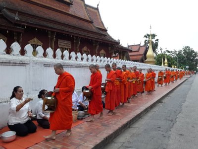 Almosenrundgang der buddhistischen Mönche